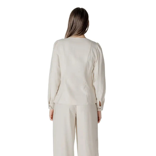 Weiße Viskosebluse mit V-Ausschnitt, Puffärmeln und Seitennähten, Rückansicht