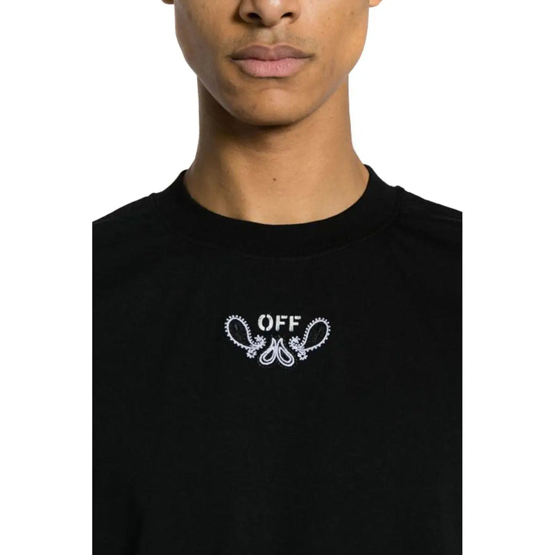 Schwarzer cremefarbener Herren-Rundhalsausschnitt t-shirt mit einem weißen, gestickten Logo und dekorativen Paisley-Wirbeln