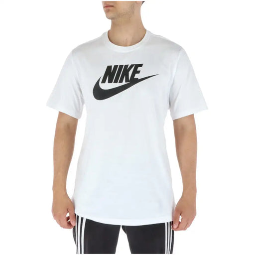 Weiß Nike T-shirt wird auf einer Produktseite für Schwarz angezeigt Nike Kurzarm-T-Shirt