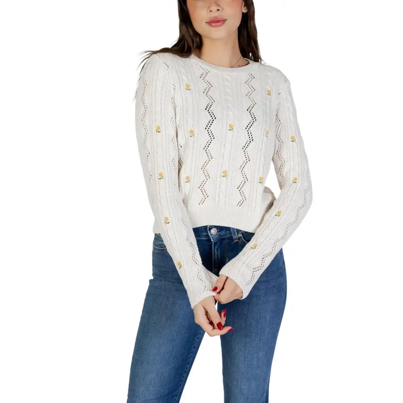 Weißer Zopfstrickpullover aus Baumwollmischgewebe mit goldener Blumenstickerei