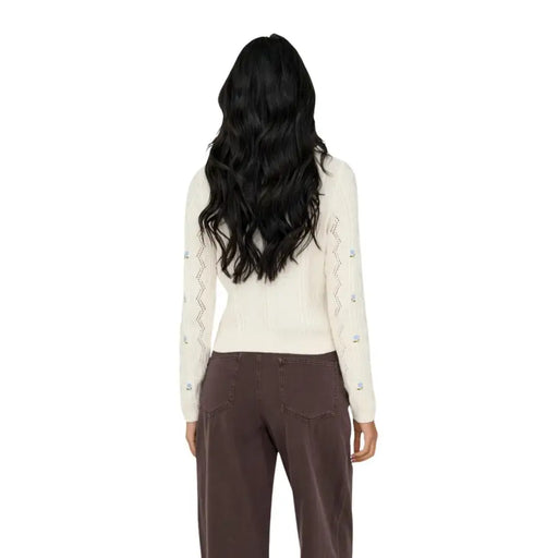 Cremefarbener Damenpullover mit langen Ärmeln aus Baumwollmischgewebe und Zickzack-Spitzenärmeln