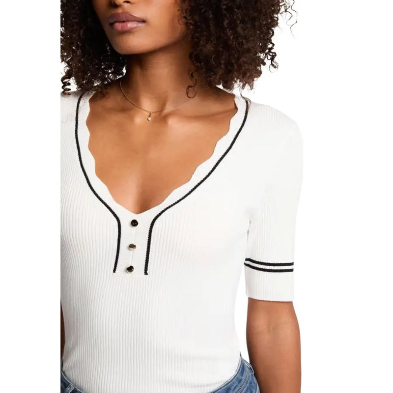 Weißes, kurzärmeliges Strickshirt mit V-Ausschnitt top für Damen mit schwarzem Besatz und Knöpfen