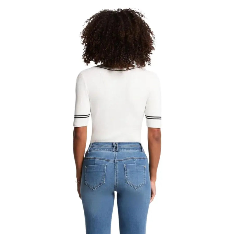 Weißes, kurzärmeliges, geripptes Strickoberteil mit V-Ausschnitt top mit schwarzem Besatz an Halsausschnitt und Manschetten