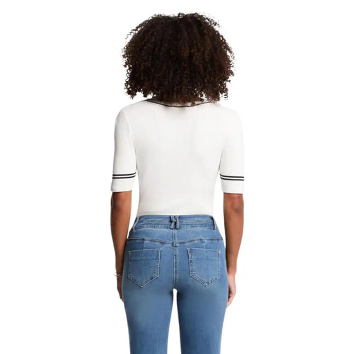 Weißes, kurzärmeliges, geripptes Strickoberteil mit V-Ausschnitt top mit schwarzem Besatz an Halsausschnitt und Manschetten