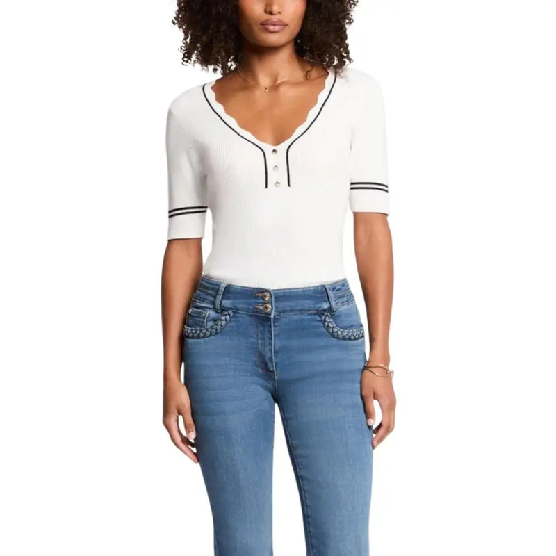 Weißes, kurzärmeliges Strickshirt mit V-Ausschnitt top mit schwarzem, gewelltem Rand und Knöpfen