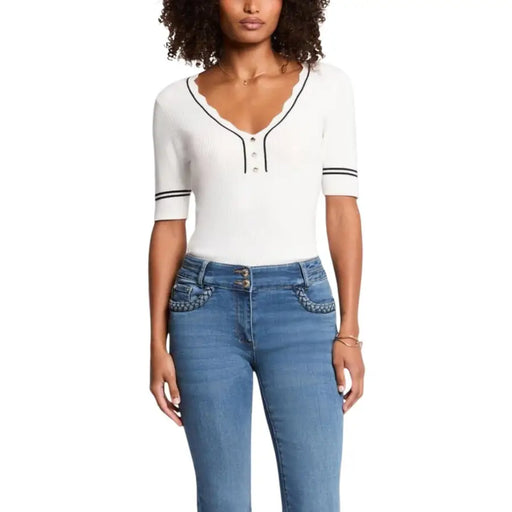 White short sleeve V-neck knit top with black scalloped trim and buttons