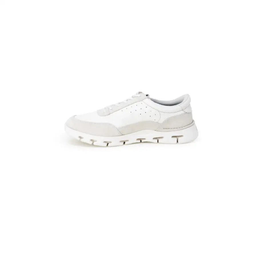 Clarks Men Sneakers in white, epitomizing urban city style comfort and fashion