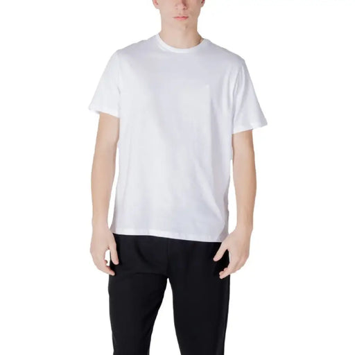 Schwarzes Herren-T-Shirt mit kurzen Ärmeln, kombiniert mit weißem T-shirt und schwarze Hose
