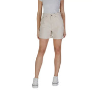 Woman in beige cotton shorts and white sneakers from B.young with pockets