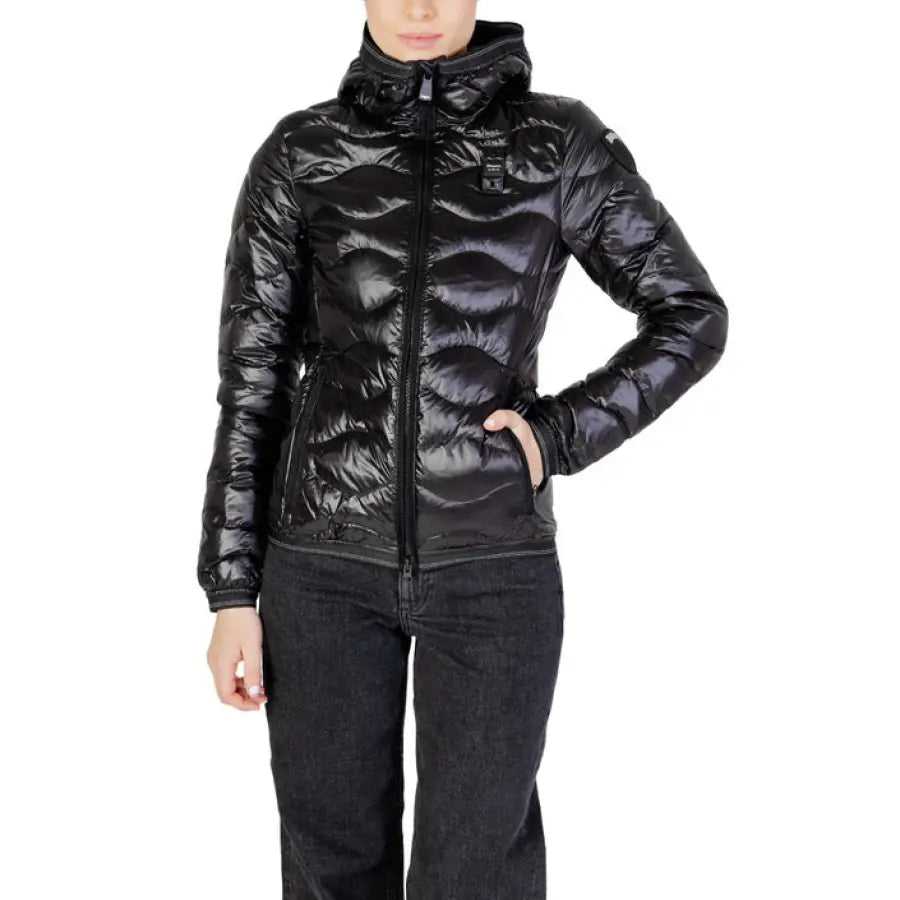 
                      
                        Blauer women jacket for spring summer - woman in black jacket and jeans.
                      
                    