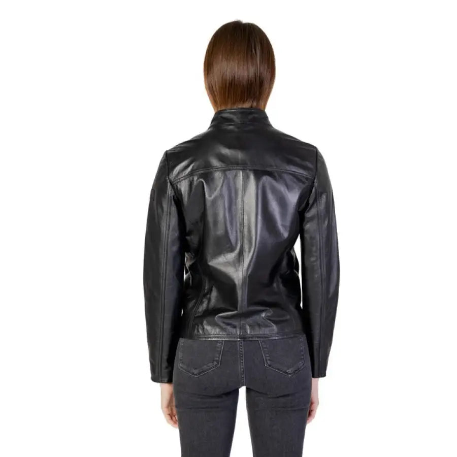 
                      
                        Peuterey Peuterey women blazer - Woman in black leather jacket
                      
                    