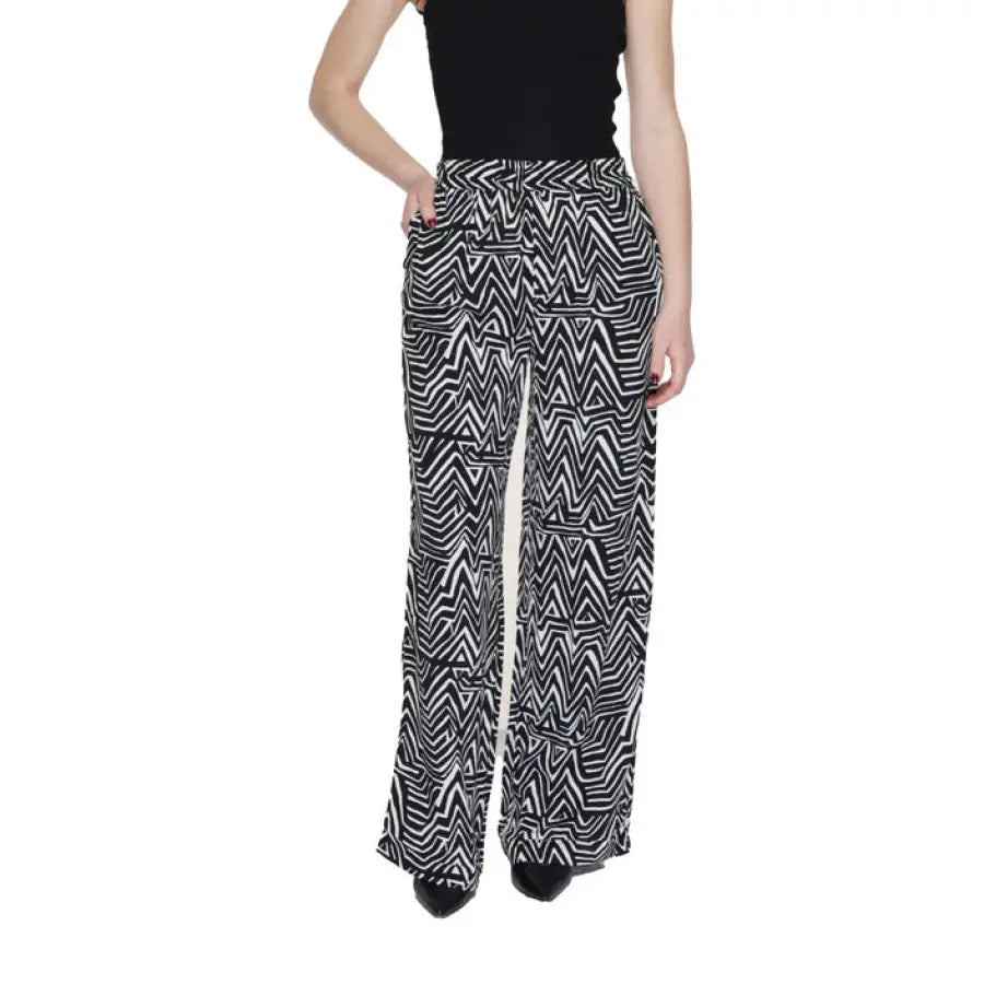 Woman in black top and patterned trousers from Jacqueline De Yong urban city style