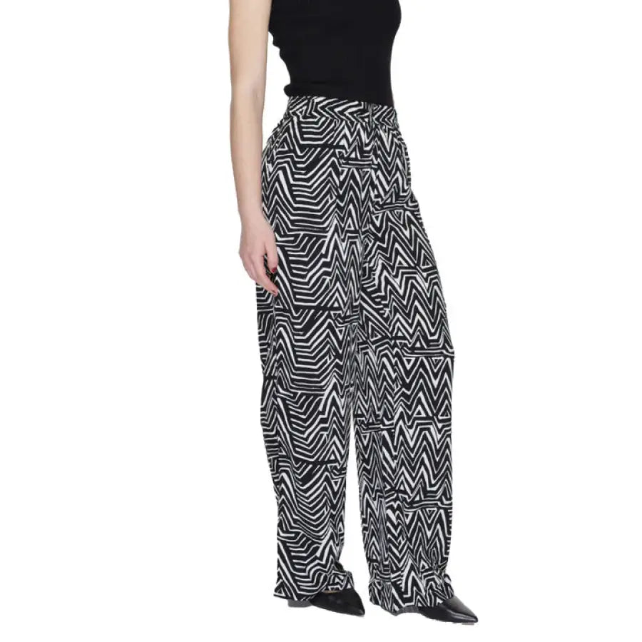
                      
                        Jacqueline De Yong women trousers in urban style clothing with black top and patterned pants
                      
                    