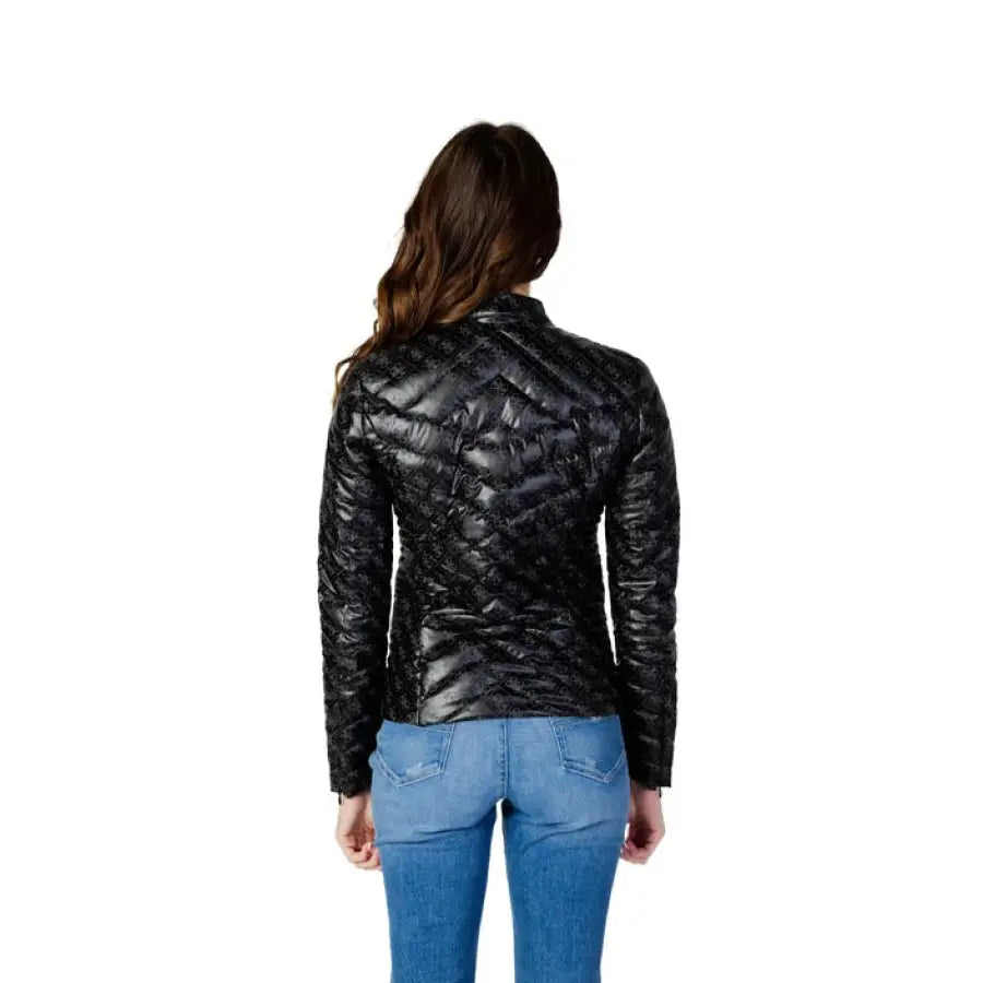 Guess women jacket in black quilted style for spring summer product.