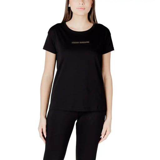 Frau trägt ein schwarzes kurzärmeliges T-shirt und schwarze Hosen, die Armani Exchange Weißes Damen-T-Shirt aus Baumwolle mit Aufdruck