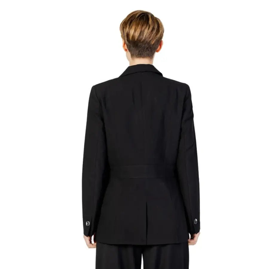 Woman in black suit and pants from Only - urban style women blazer for city fashion