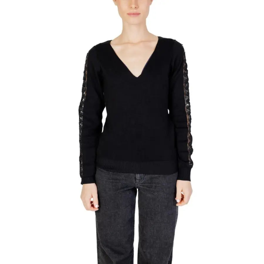 
                      
                        Toi women knitwear model in black Morgan De Toi sweater with lace sleeves
                      
                    