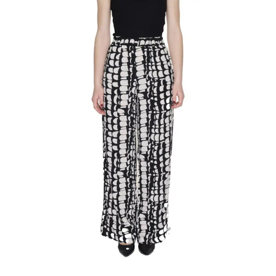 
                      
                        Woman in Jacqueline De Yong urban style black and white trousers
                      
                    