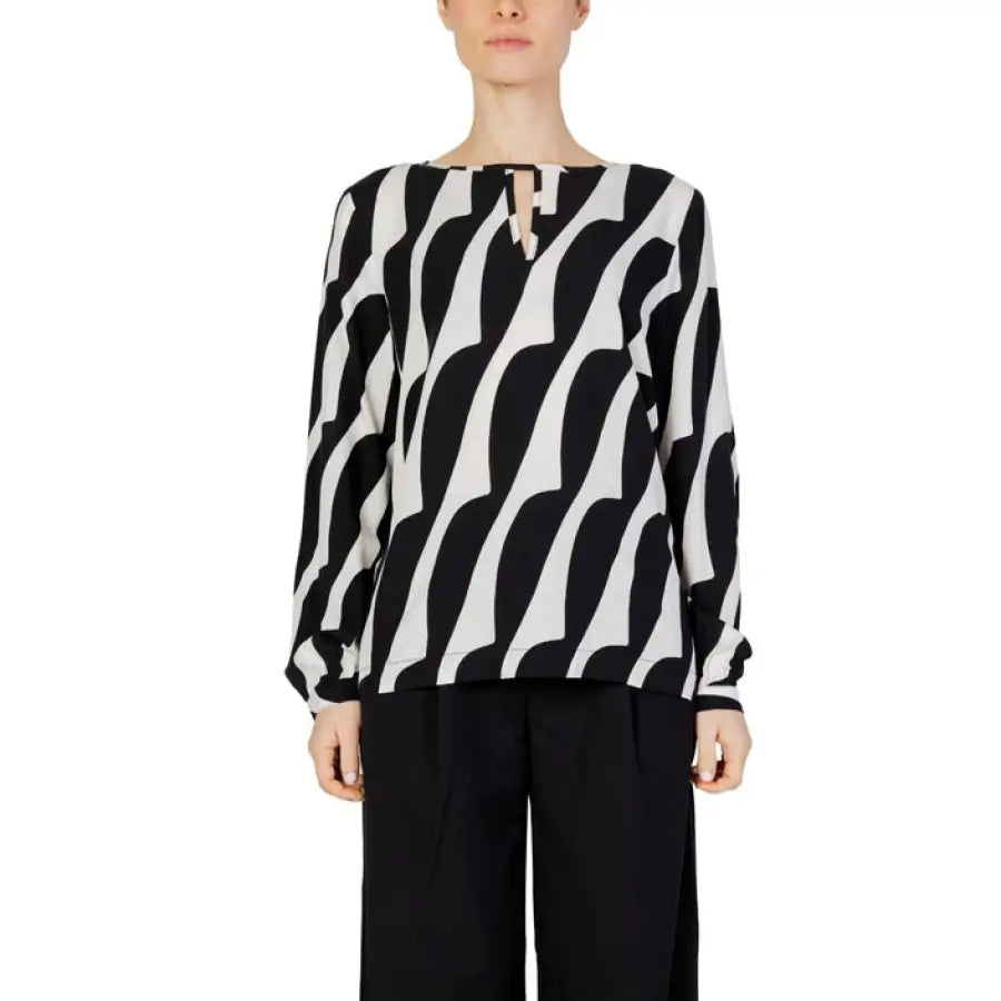 Woman wearing Street One urban style black & white patterned blouse