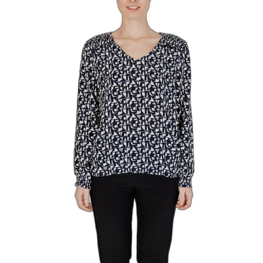 Urban style: Woman in black and white patterned blouse - Street One Clothing