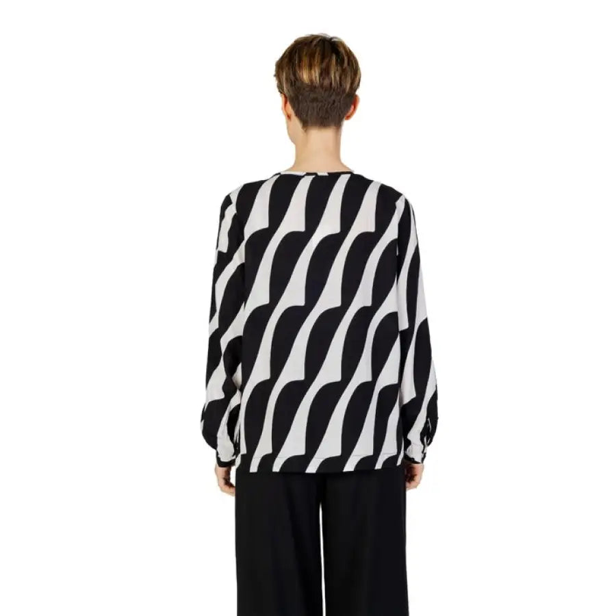 Urban style: Woman in black and white zebra print blouse - Street One Women Clothing