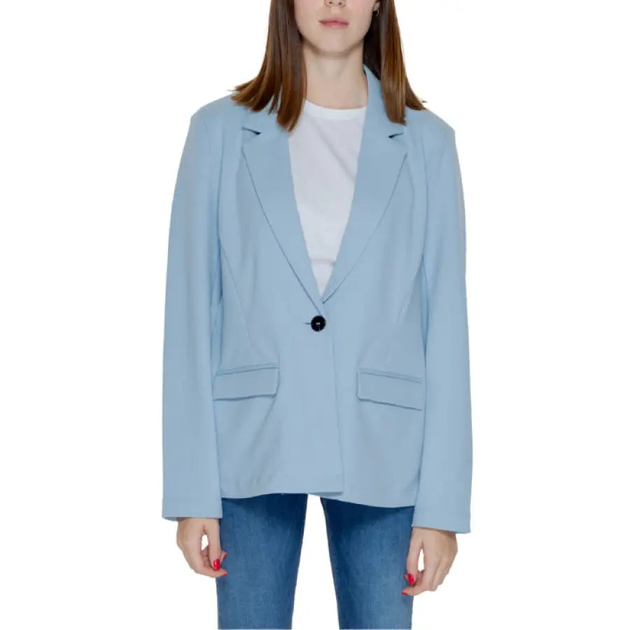 Urban style: Woman wearing a blue blazer jacket from Only – Only Women Blazer