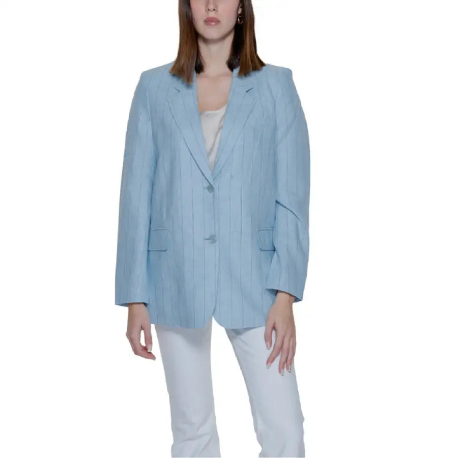 Vero Moda Urban Style: Woman in Blue Blazer Jacket