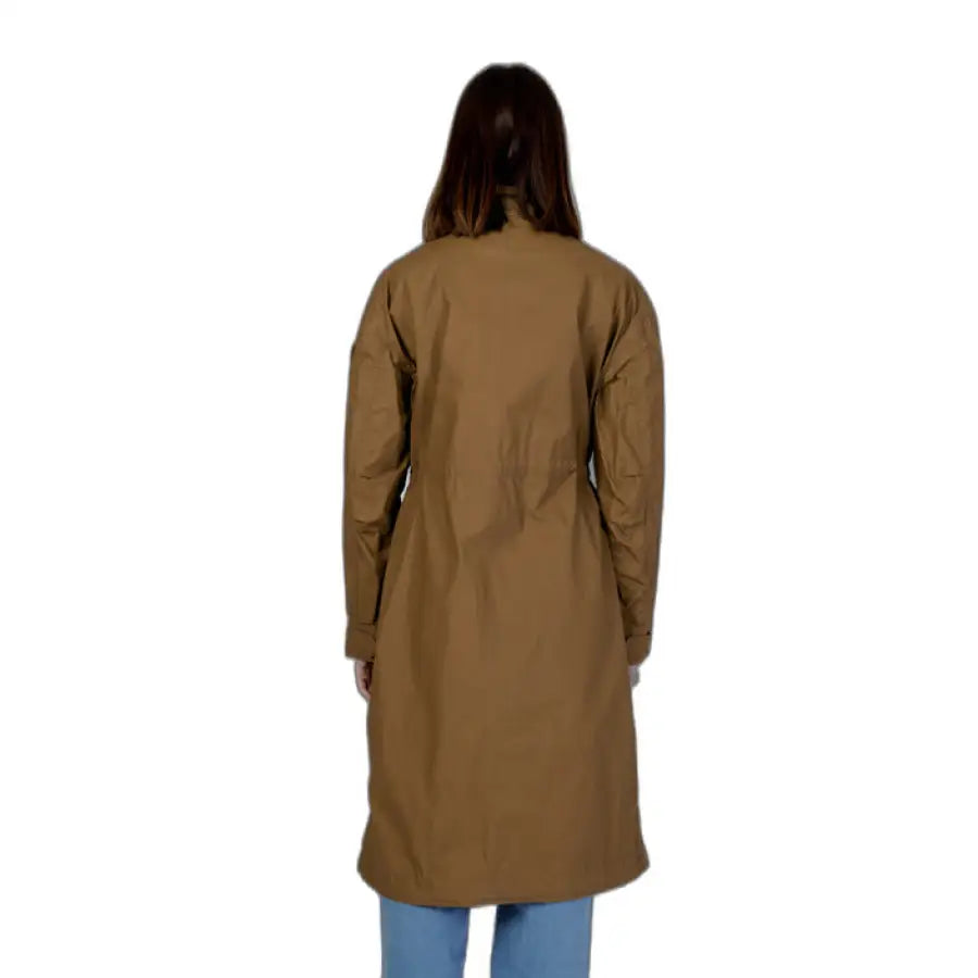 Blauer Blauer women blazer - Woman in brown coat standing back to camera, fashion apparel
