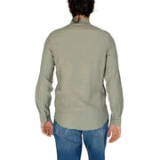 Frau in Antony Morato grünes Hemd und Jeans