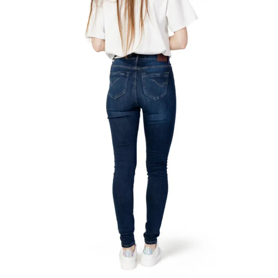 Woman in white shirt wearing Only women jeans for urban city fashion