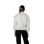 Woman in a light-colored bomber jacket from Blauer with front pockets
