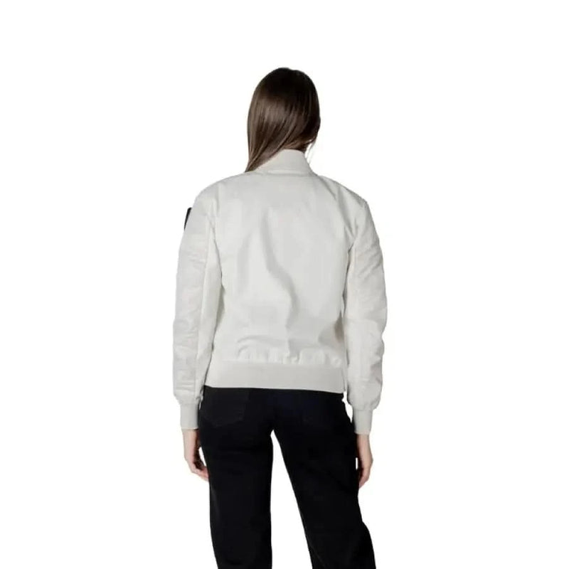 Woman in a light-colored bomber jacket from Blauer with front pockets