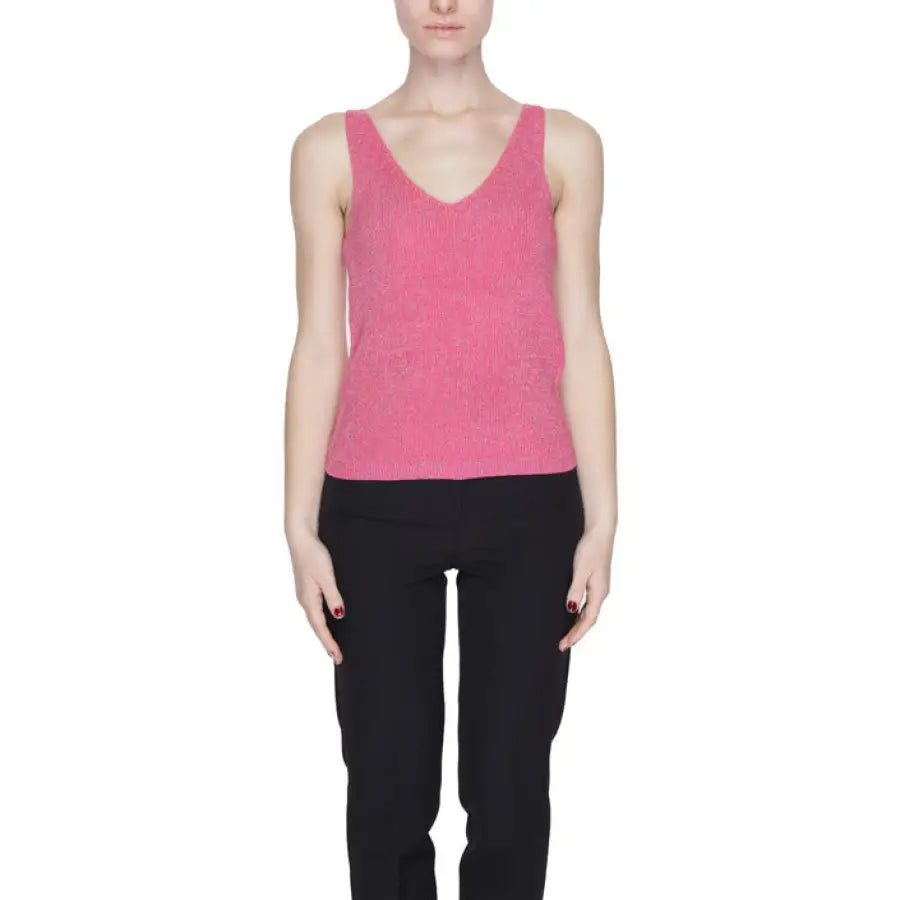 
                      
                        Vero Moda urban style clothing, woman in pink top and black pants, city fashion
                      
                    