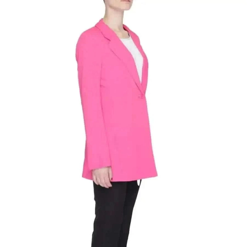 Woman in a stylish pink blazer jacket by Vero Moda, perfect for urban fashion