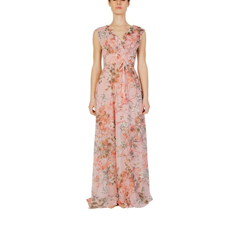 Guess women dress in pink floral print for spring summer.