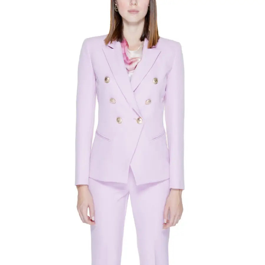 Urban style: Woman in a pink blazer from Silence - Silence Women Blazer collection