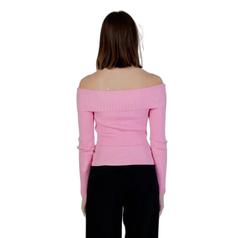 
                      
                        Woman in pink sweater from Only Women Knitwear, showcasing urban city fashion
                      
                    