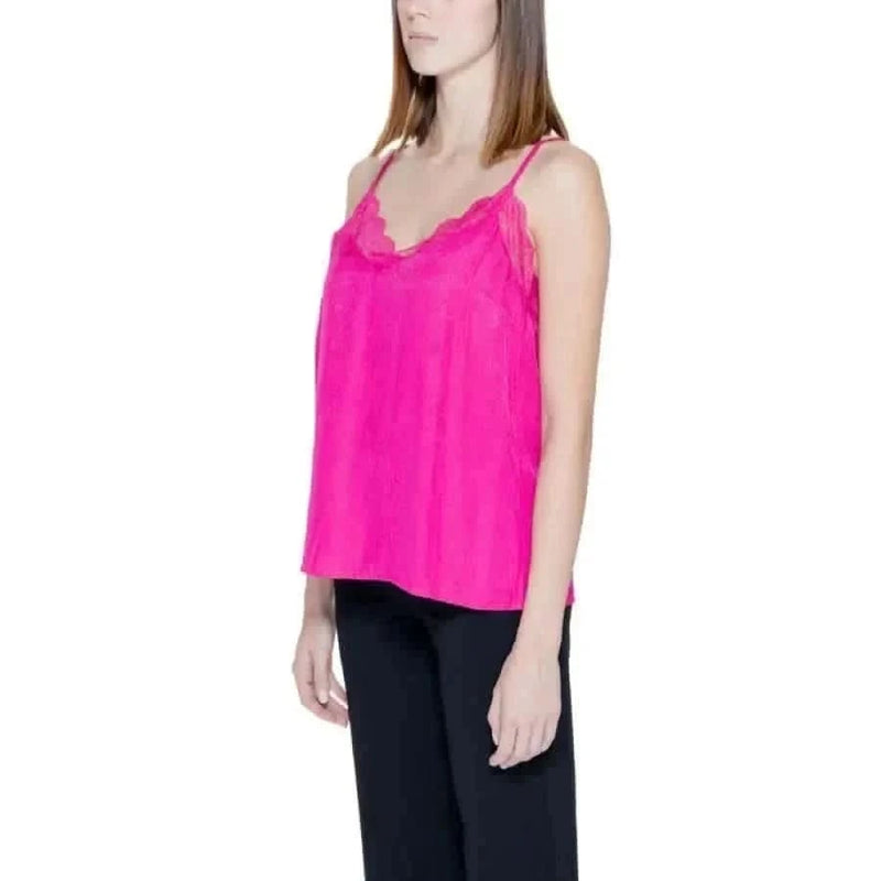 Vila Clothes woman in pink top showcasing urban style clothing for city fashion