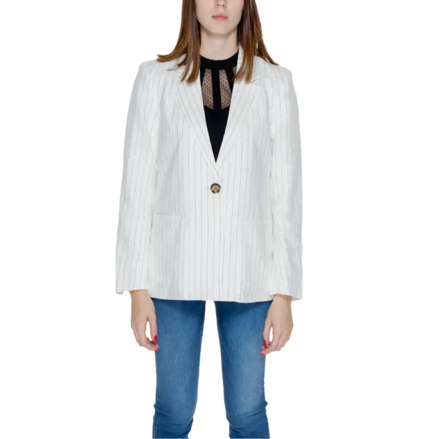 Woman in a chic white Only Women Blazer jacket, perfect urban style clothing