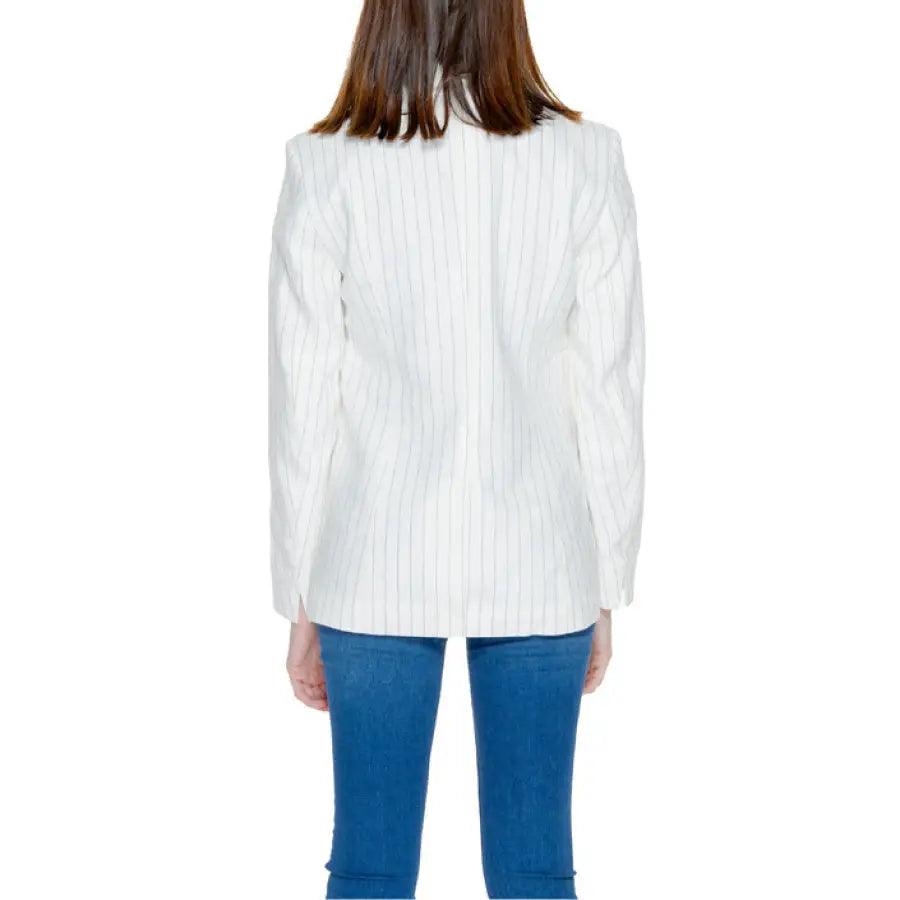 Urban style: Woman in Only - Only Women Blazer, white blazer jacket
