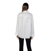 Woman wearing Armani Exchange white cotton long sleeve collared shirt and black pants