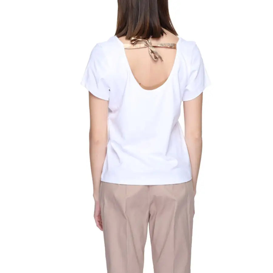 Alviero Martini Prima Classe woman in white back cut out t-shirt