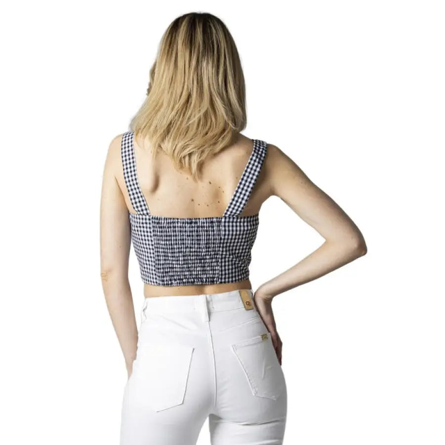 Woman in Gaudì jeans and black white checkered crop top, jeans women undershirt