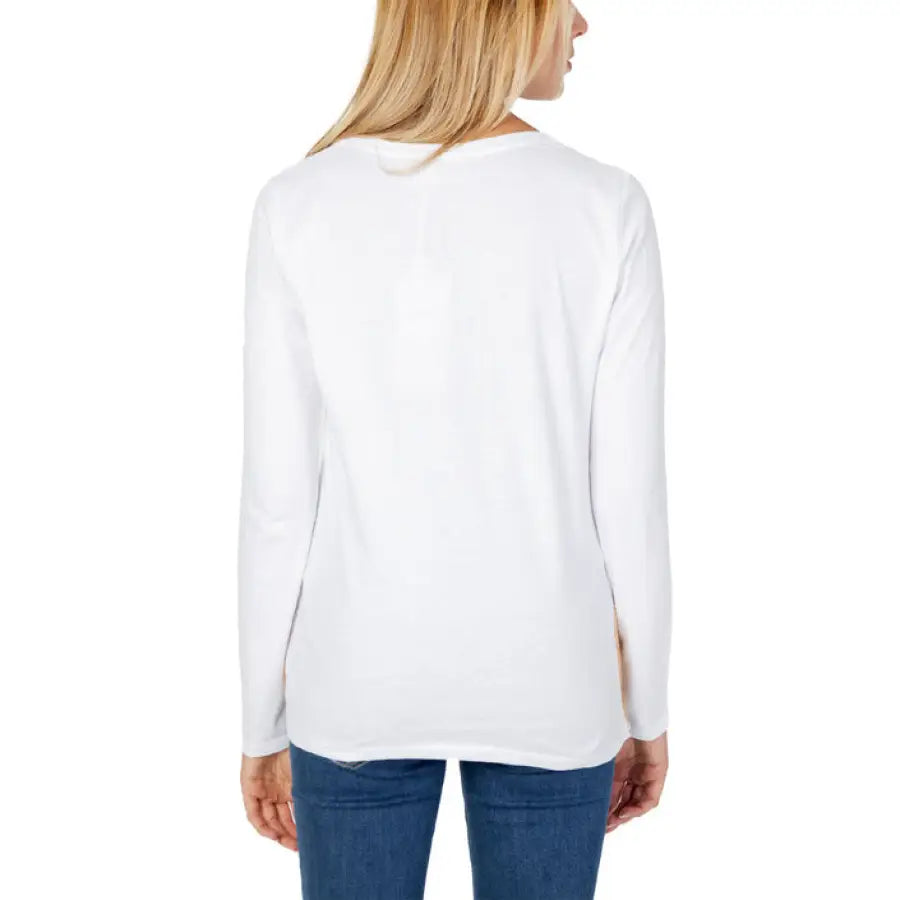 Woman in Alviero Martini Prima Classe white long sleeve T-Shirt