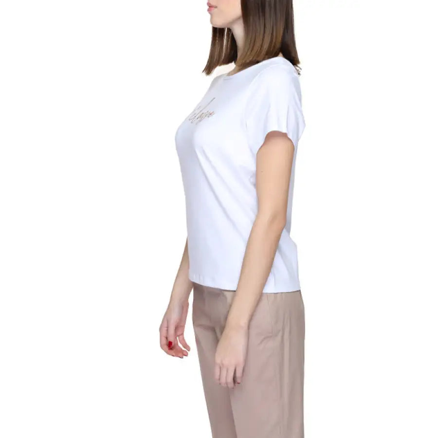 
                      
                        Alviero Martini Prima Classe woman in stylish white T-shirt and brown pants
                      
                    