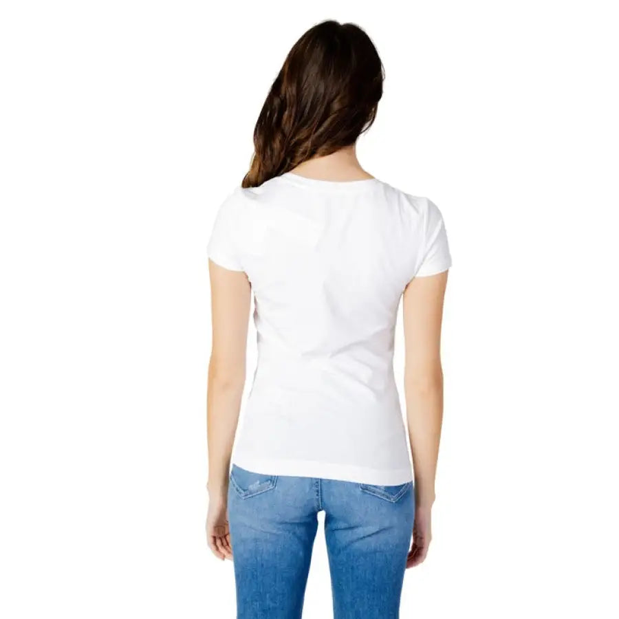Woman in urban style clothing, white Guess T-Shirt, and jeans for urban city fashion