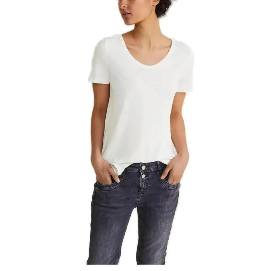 Woman wearing urban style clothing: Street One T-Shirt with jeans