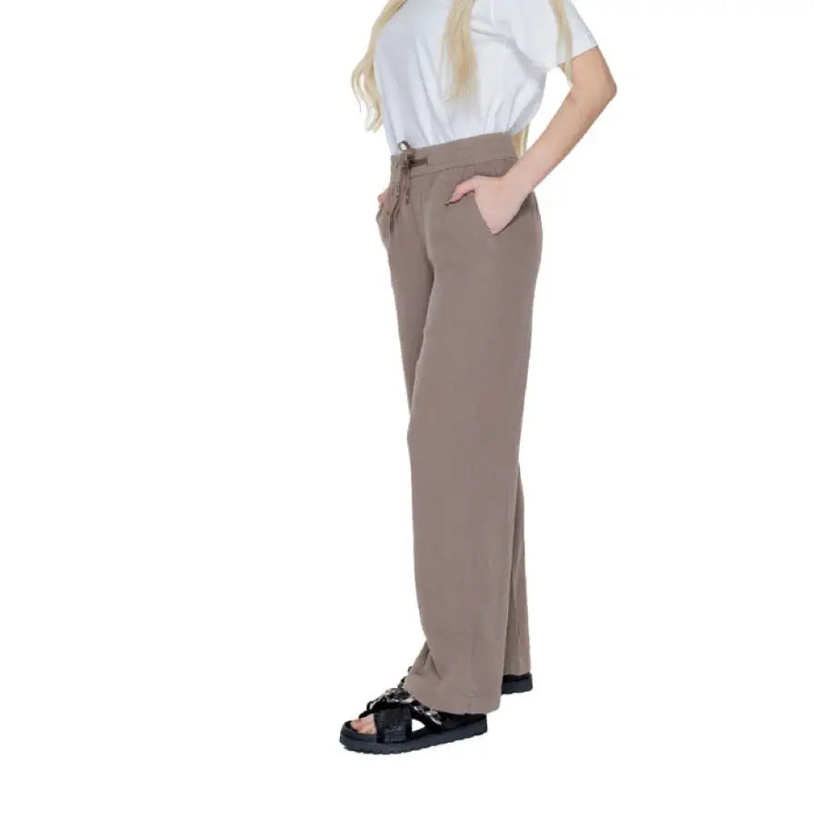 
                      
                        Woman in urban style clothing - Street One Women Trousers in white shirt and brown pants
                      
                    