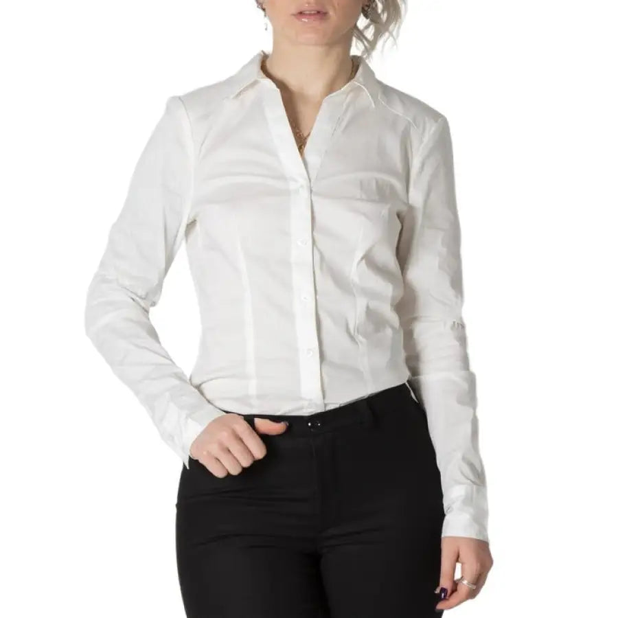 Vero Moda - Woman in white shirt and black pants from Moda Vero Moda collection
