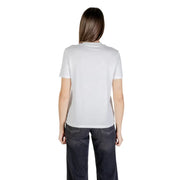 Woman wearing Calvin Klein Jeans fall winter white cotton printed T-shirt and dark jeans